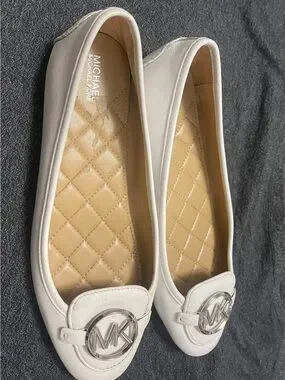 Michael Kors | Shoes | Michael Kors White Quilted Insole Logo Loafers ...